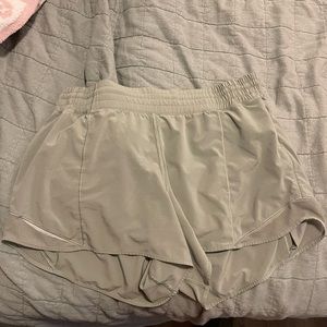 Lululemon HR hotty hot 4 in